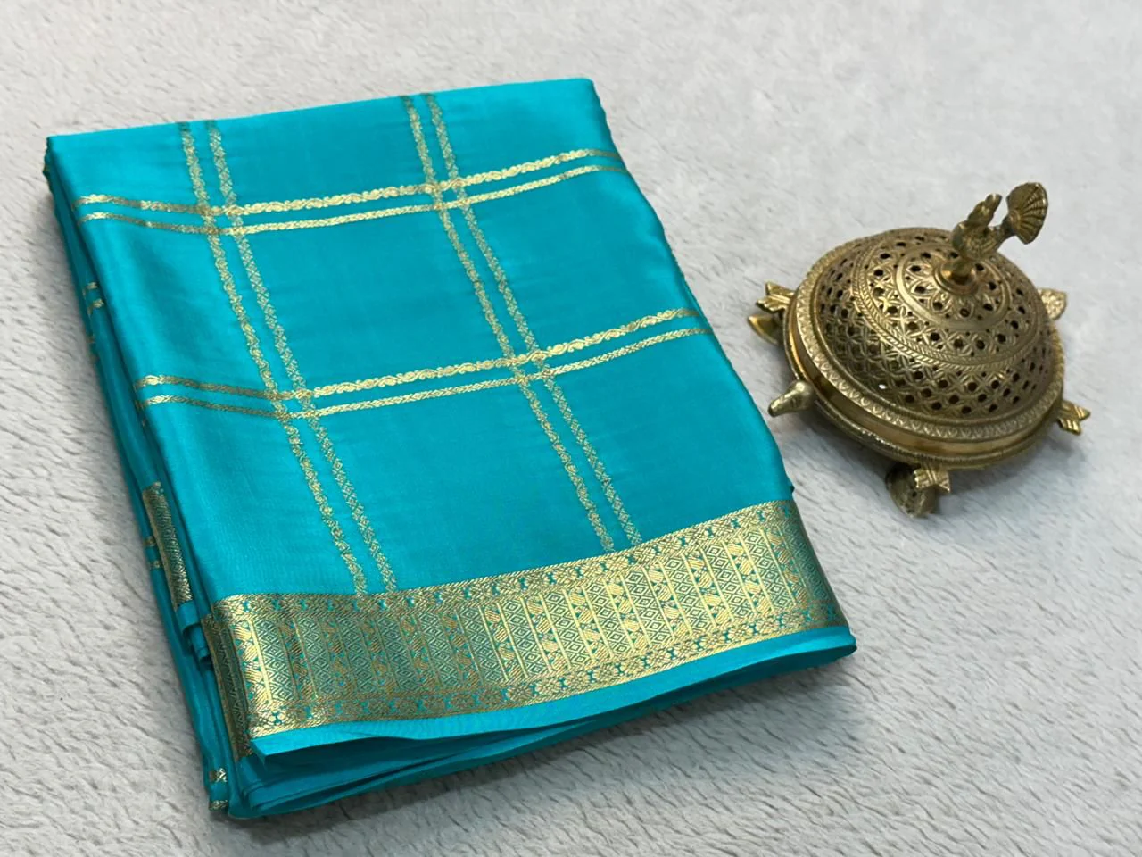 Classic Traditional Sarees: Exquisite Solid Hues with Grand Checks, Borders, and Pallus - Image 9