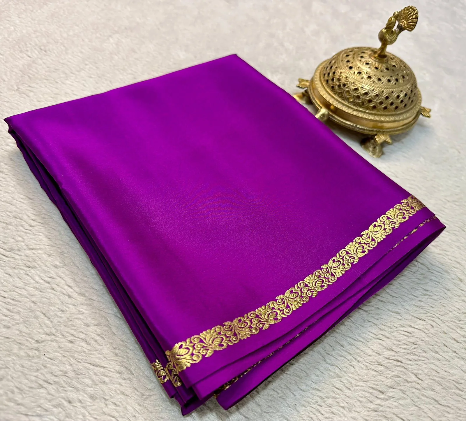 Timeless Beauty: Exquisite Line Pallu and Small Borders in Solid Colors - Image 10