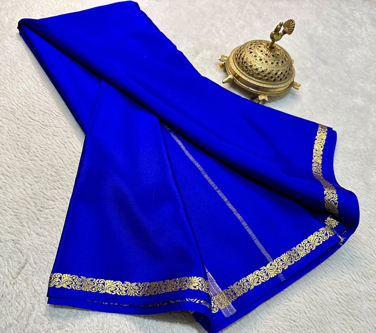Timeless Beauty: Exquisite Line Pallu and Small Borders in Solid Colors - Image 11