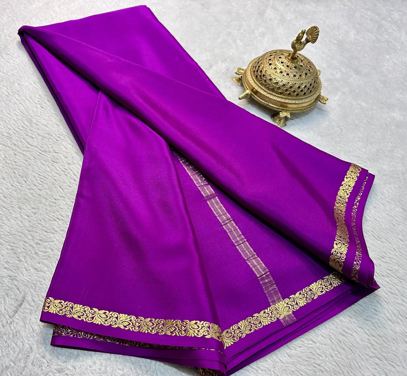 Timeless Beauty: Exquisite Line Pallu and Small Borders in Solid Colors - Image 12
