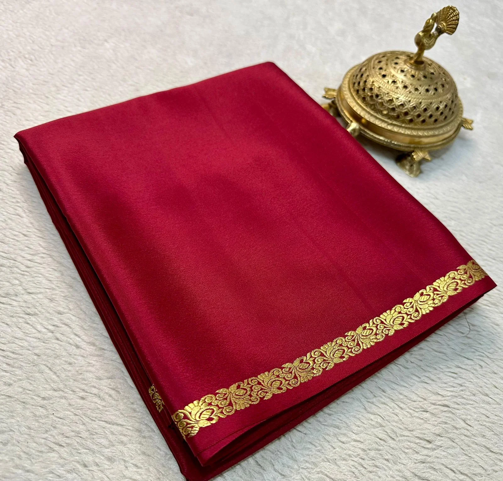 Timeless Beauty: Exquisite Line Pallu and Small Borders in Solid Colors - Image 3