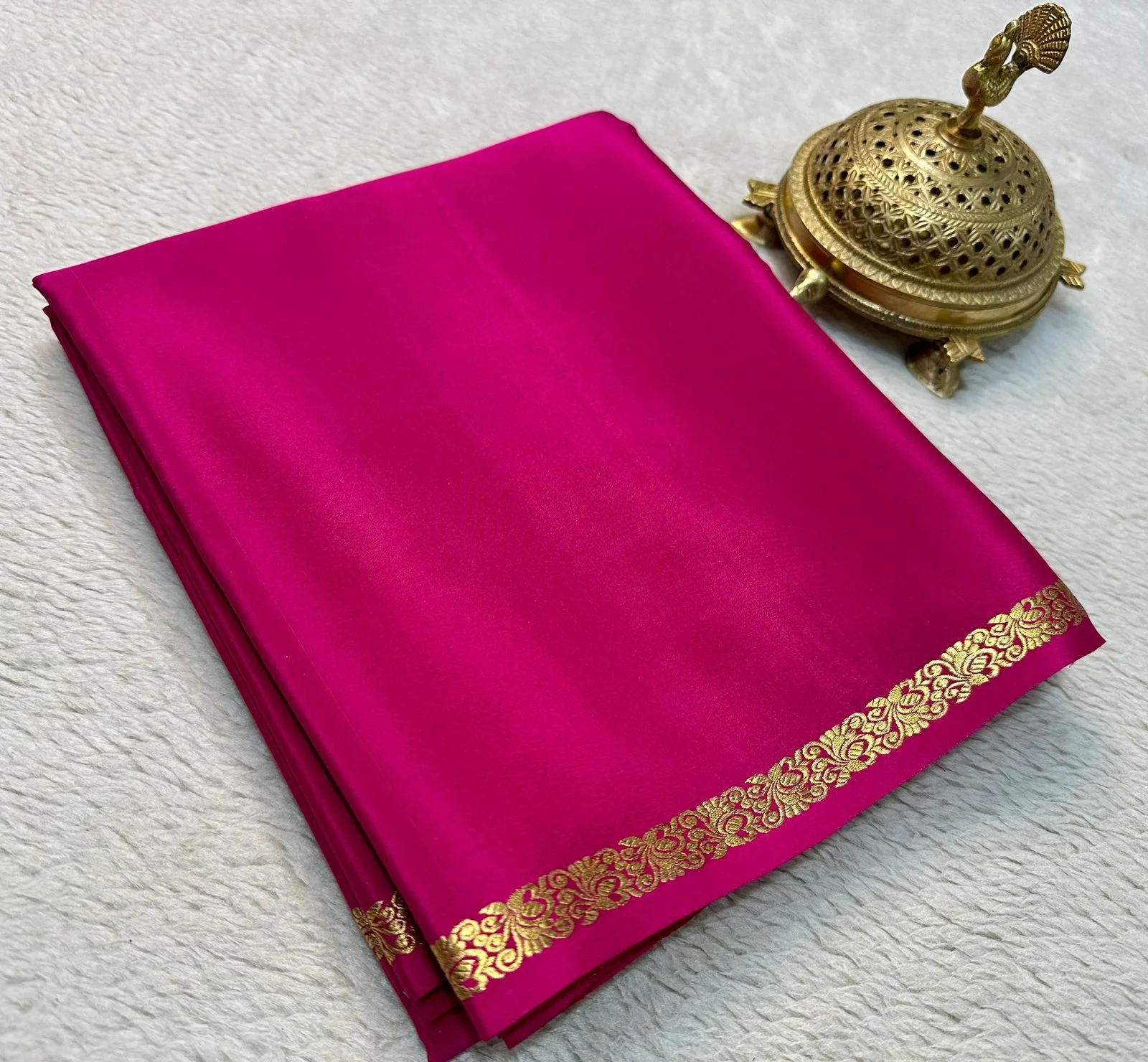 Timeless Beauty: Exquisite Line Pallu and Small Borders in Solid Colors - Image 4