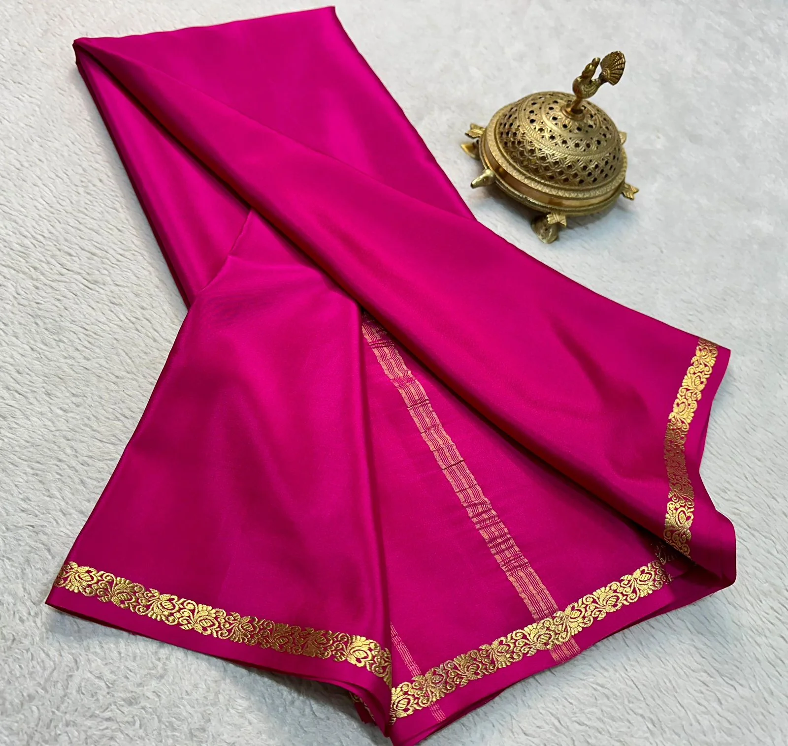 Timeless Beauty: Exquisite Line Pallu and Small Borders in Solid Colors - Image 5