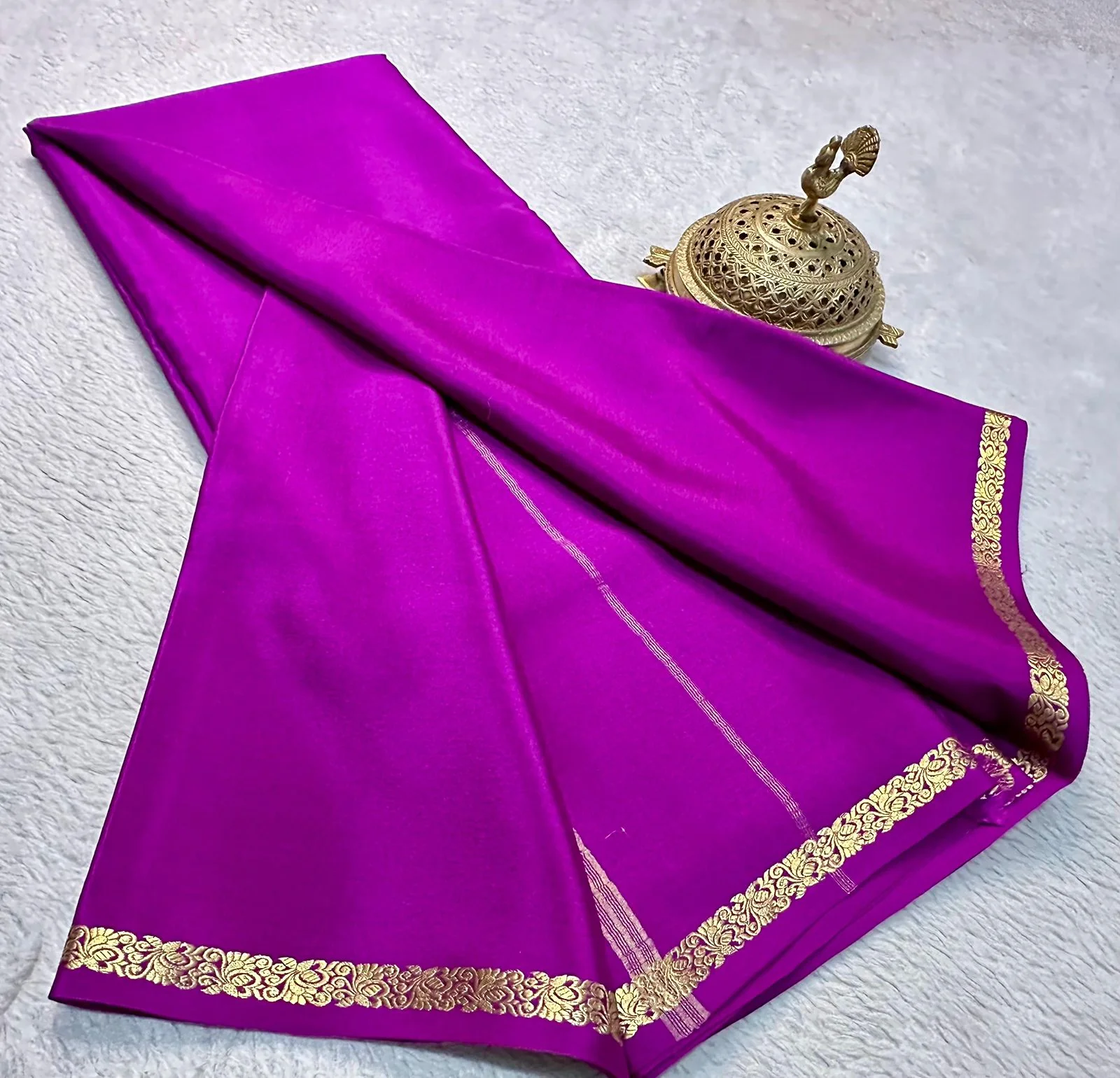 Timeless Beauty: Exquisite Line Pallu and Small Borders in Solid Colors - Image 6
