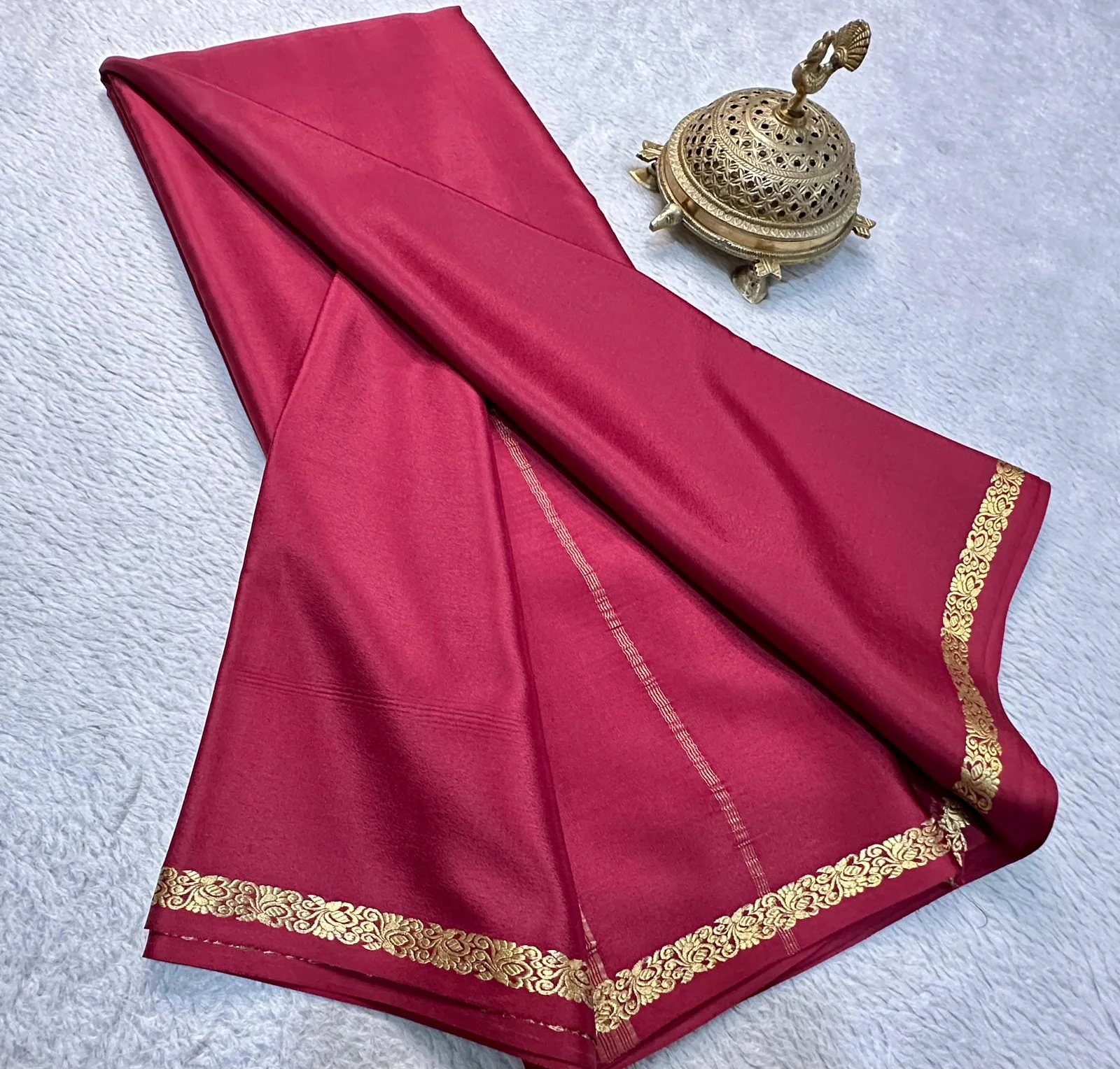 Timeless Beauty: Exquisite Line Pallu and Small Borders in Solid Colors - Image 7