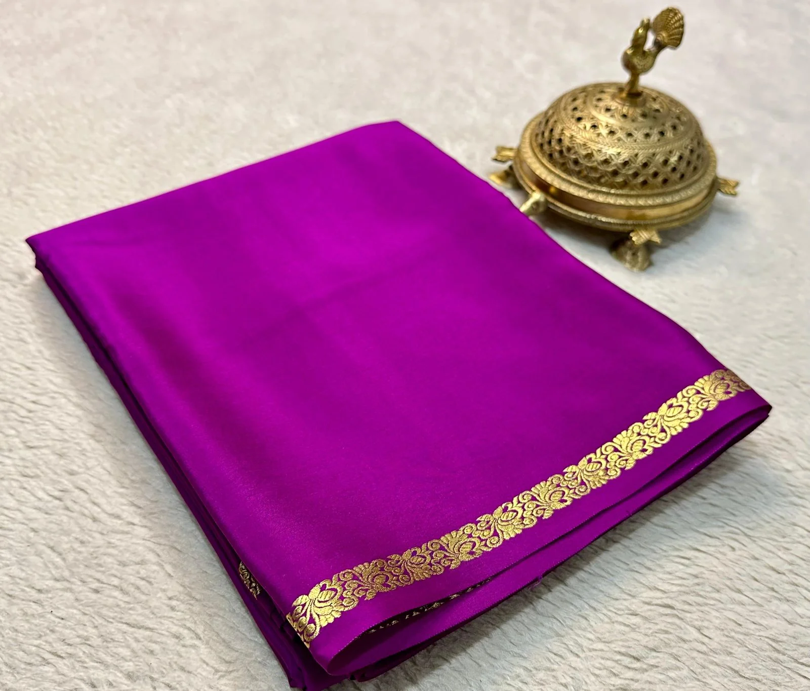 Timeless Beauty: Exquisite Line Pallu and Small Borders in Solid Colors - Image 8