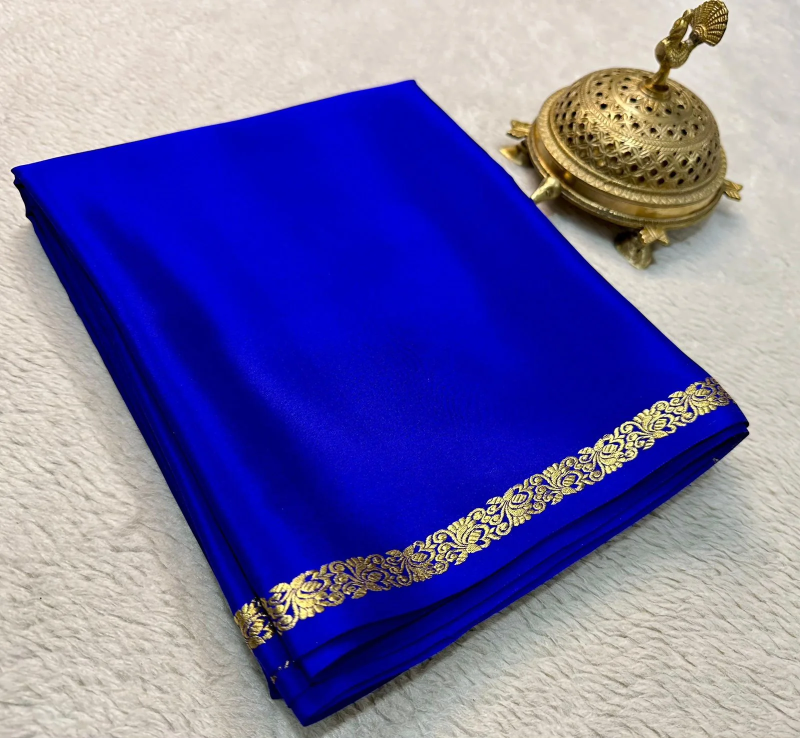 Timeless Beauty: Exquisite Line Pallu and Small Borders in Solid Colors - Image 9